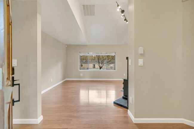 Building Photo - ONE LEVEL LIVING in Peaceful & Private Location!