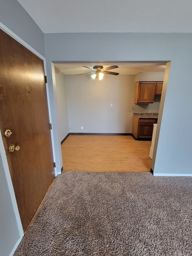 Building Photo - 2 Bedroom | 1 Bathroom Unit in Waterloo Av...
