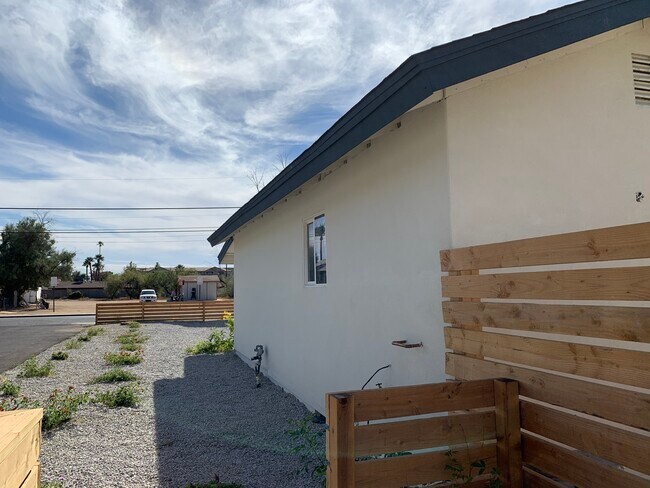 Foto del edificio - 906 E Roma Ave