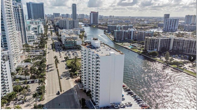 Foto del edificio - 3000 S Ocean Dr