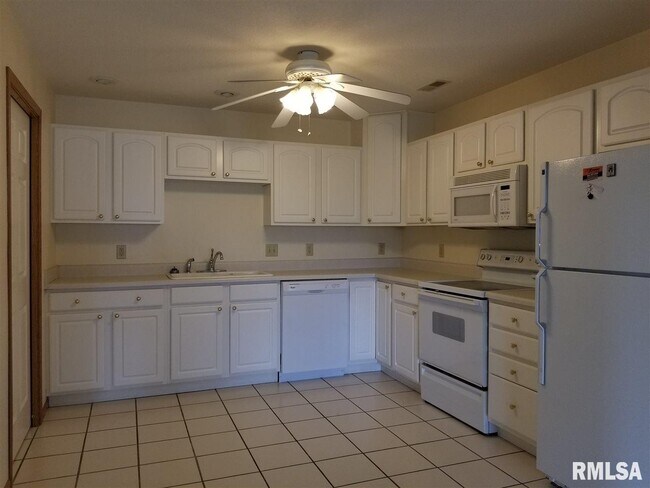 Foto del edificio - 3031 Holiday Ct