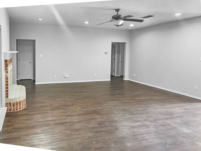 Building Photo - Move In Ready