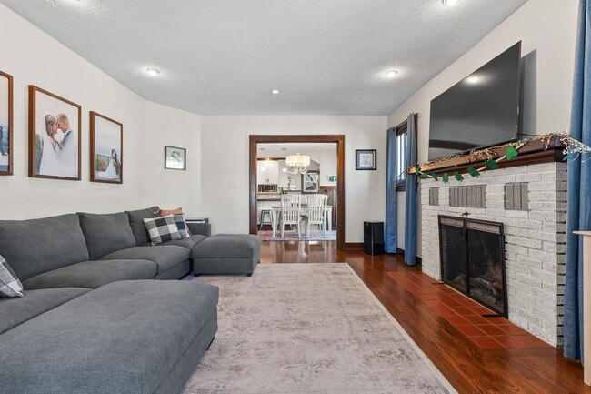 Building Photo - Charming 2-Bedroom Home for Rent in the He...