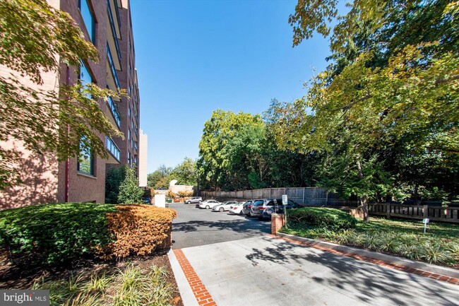 Building Photo - 3315 Wisconsin Ave NW