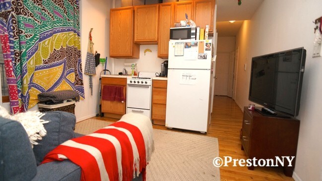 Foto del edificio - 335 W 14th St