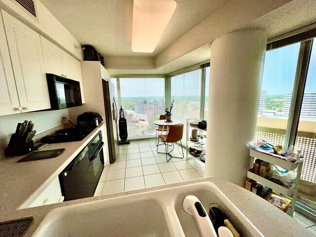Foto del edificio - 1720 Maple Ave