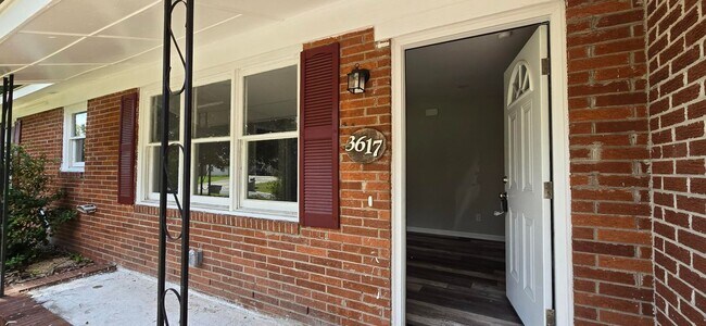 Building Photo - FRESH RENOVATION - NEW APPLIANCES - $1795!