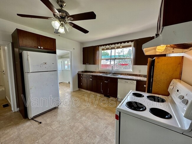 Building Photo - 515 Rutland Rd N