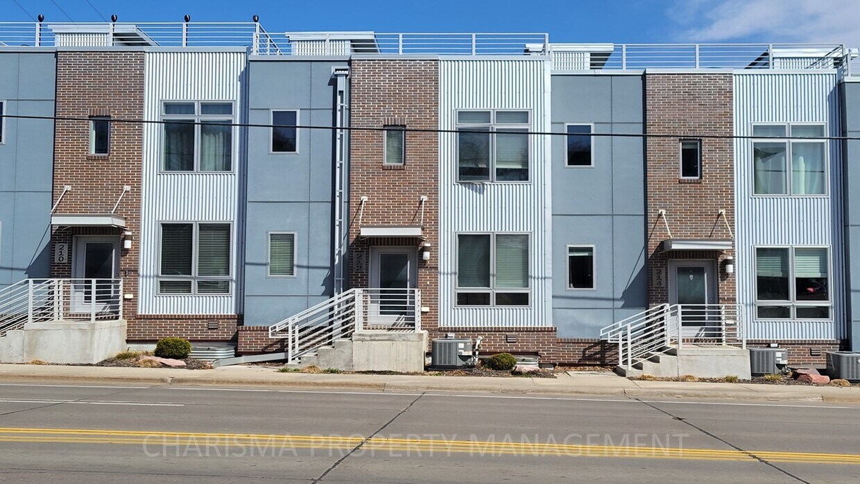 Primary Photo - 212 E 14th St