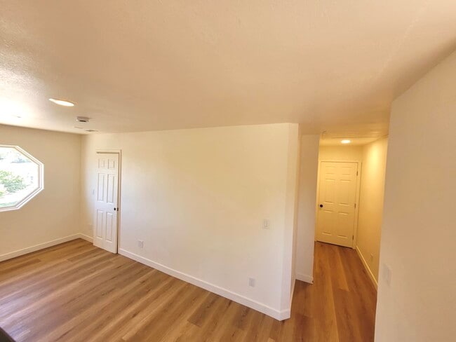 Foto del edificio - 1550 Encino Dr