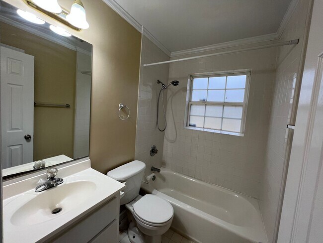 Foto del edificio - Charming home in desirable area available ...