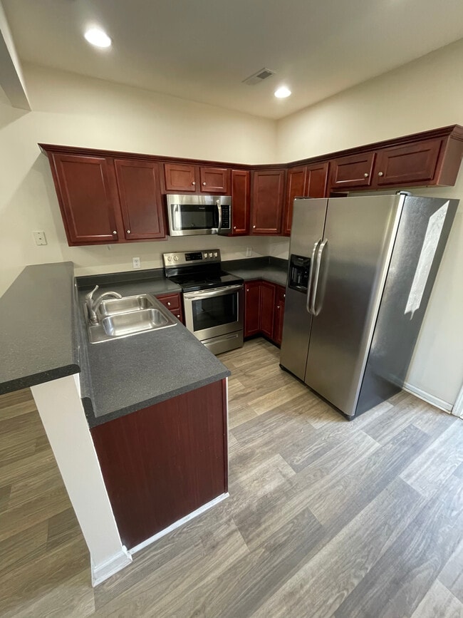 Foto del edificio - 4007 Clinton Ln