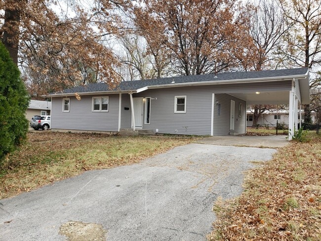 Building Photo - SPACIOUS 3 BEDROOM 2 BATH AVAILABLE NOW!!