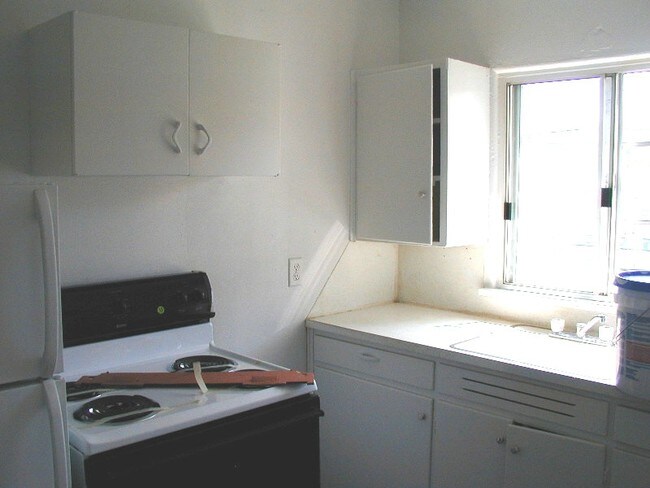 Kitchen - 1109 E 9th St