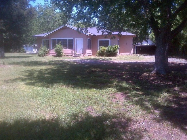 Building Photo - Spacious country home!