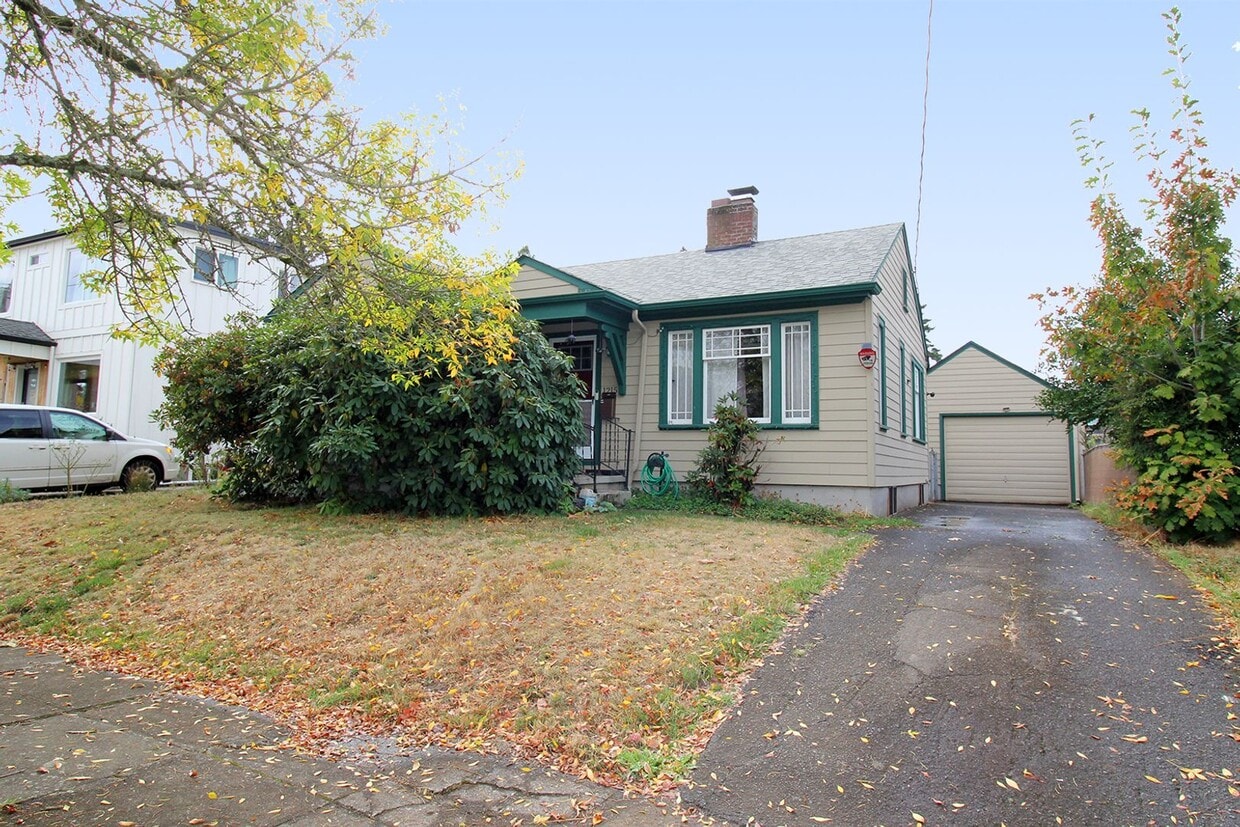 Primary Photo - 1215 NE 70th Ave