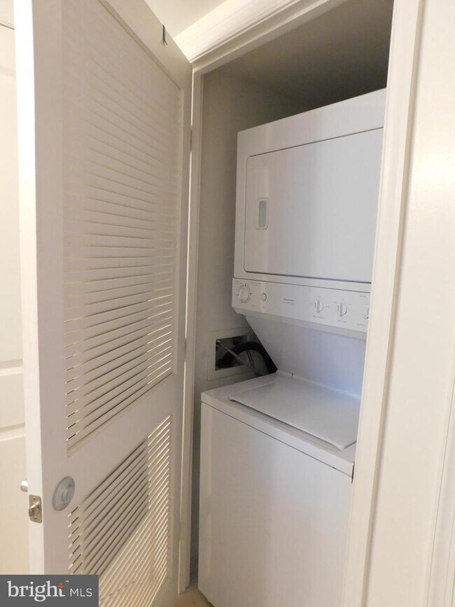 Building Photo - 11800 Sunset Hills Rd