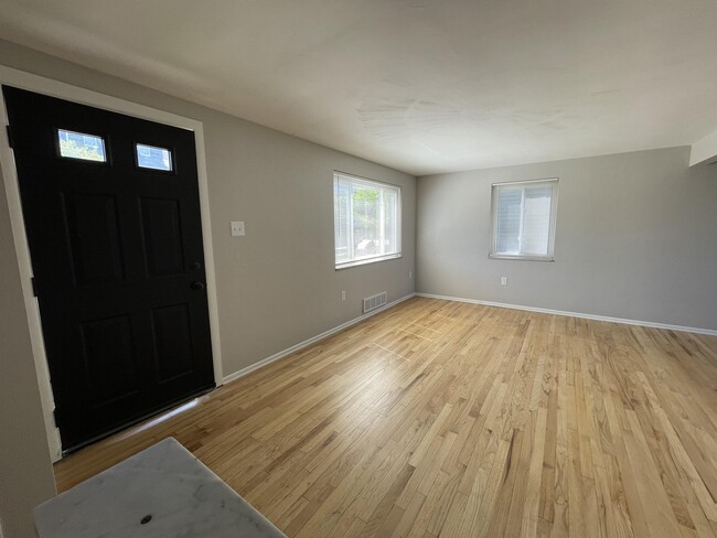 Building Photo - 304 Oneida St