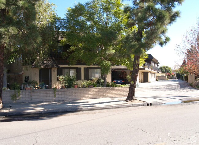 Building Photo - 2078 Garden Ln
