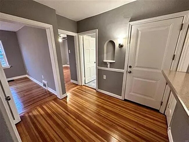 Building Photo - Charming 4 bedroom