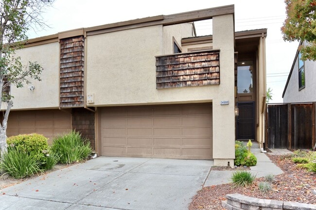 Spacious and bright 3-bedroom townhome-Nor... - Spacious and bright 3-bedroom townhome-Nor...