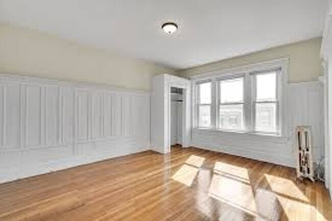 Foto del edificio - No Brokers Fee Unit on Cleveland Circle, Eat-in Kitchen, Big Bedrooms, Steps from the T Stop, Par...
