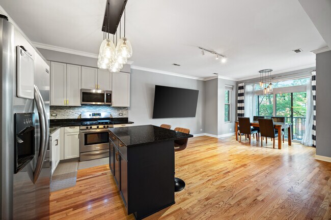 Foto del edificio - 1435 W Addison St