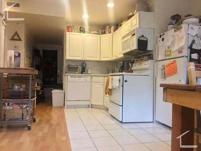 Building Photo - Spacious Brookline 3 bed/2 bath with CENTR...