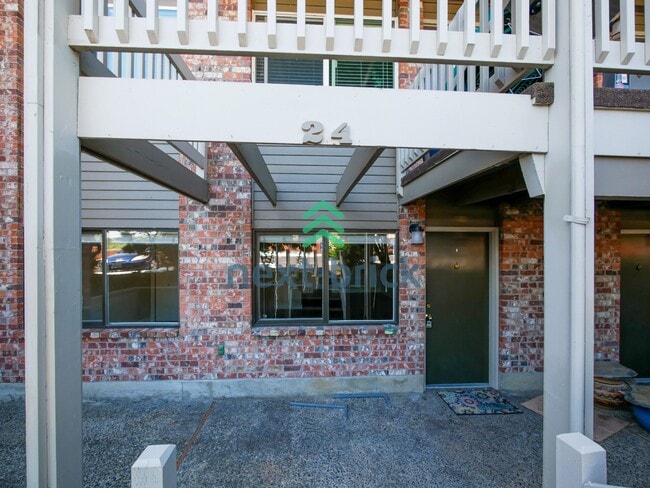 Building Photo - 2 Bed 1Bath Waterfront View Condo Available for Rent!