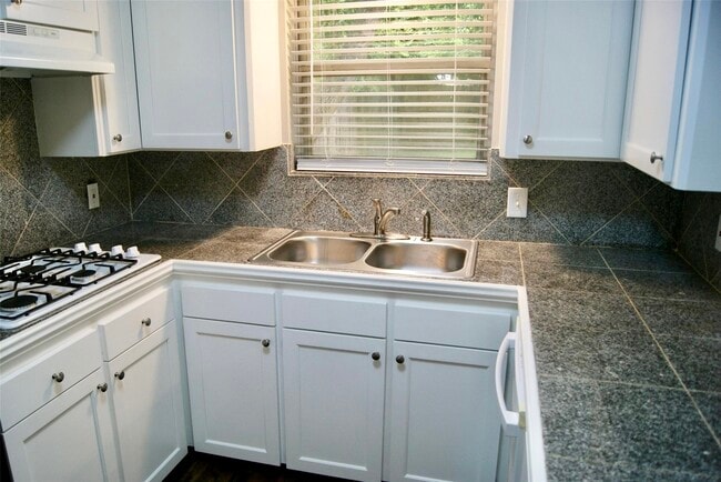 Foto del edificio - 5711 Southminster Dr