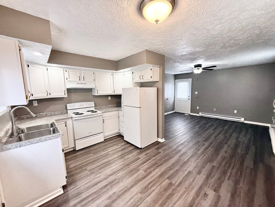 Foto principal - Duplex/ 2 -2 bedroom 1 bath with detached ...