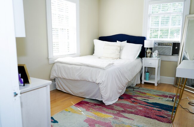 Building Photo - Stylish Grid Living