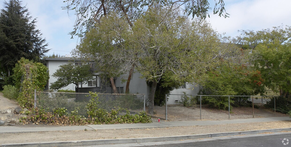 Building Photo - 3015 Groom Dr