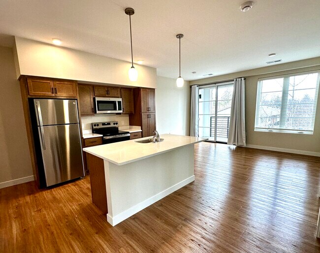 Cocina y sala de estar con balcón - The Downtown on Grant