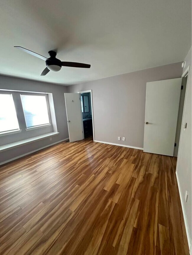 Foto del edificio - Spacious 5-Bedroom Home in D20! Walking Di...