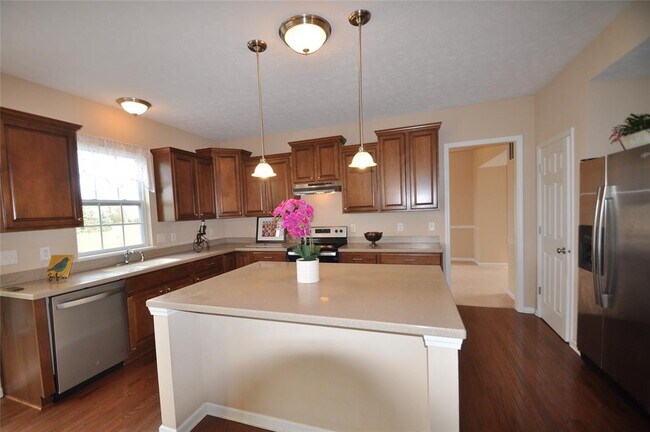 Building Photo - 2556 Diamond Lake Dr