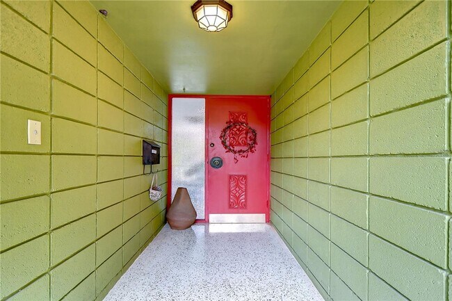 Building Photo - Live in this Midcentury Modern beauty!