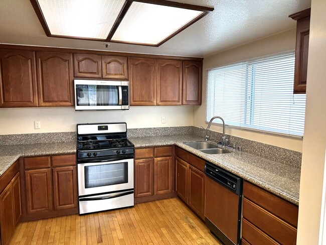 Foto del edificio - Upgraded Condo with Dual Masters in Gated Community in Orange