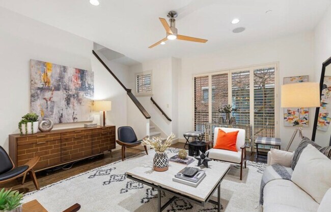 Foto del edificio - 2411 N Hall St
