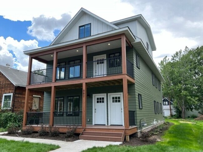 Building Photo - 6 bed 2 bath top unit !