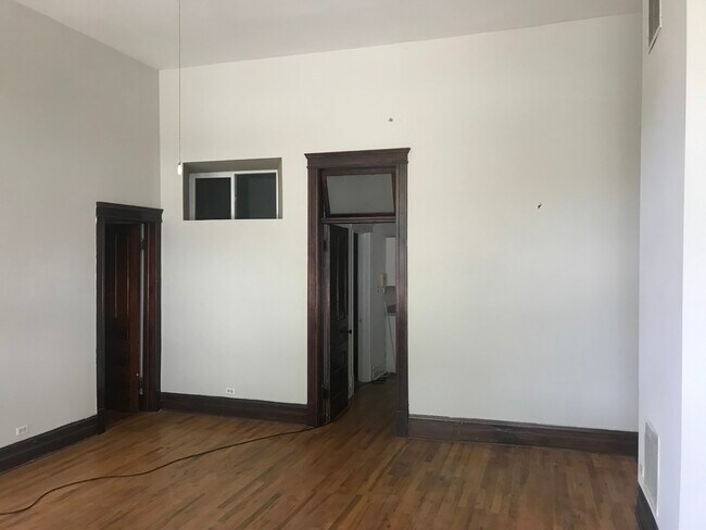 Building Photo - 2559 N Marshfield Ave