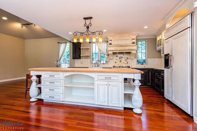 Foto del edificio - Stunning Cambrian Home | Desirable Neighborhood