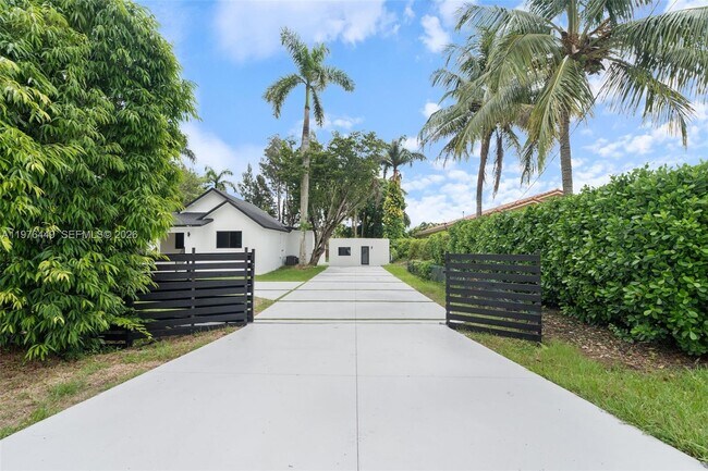 Foto del edificio - 4800 SW 61st Ave