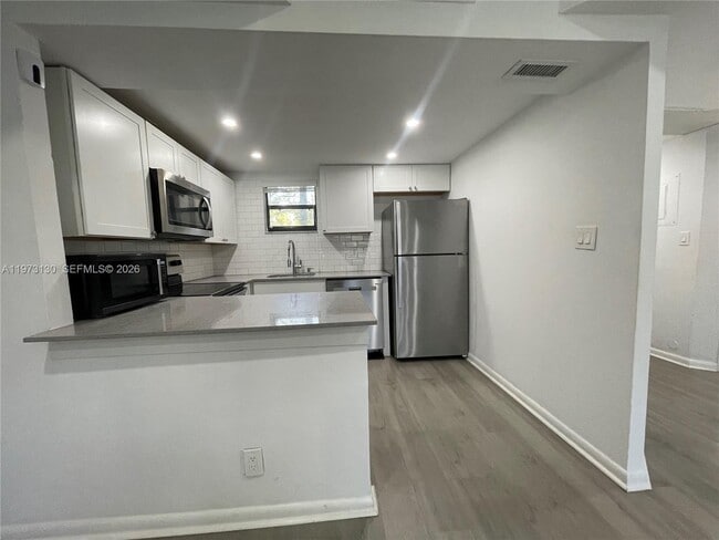 Foto del edificio - 8290 Lake Dr