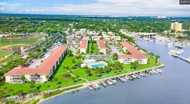 Foto del edificio - 719 S Beach St