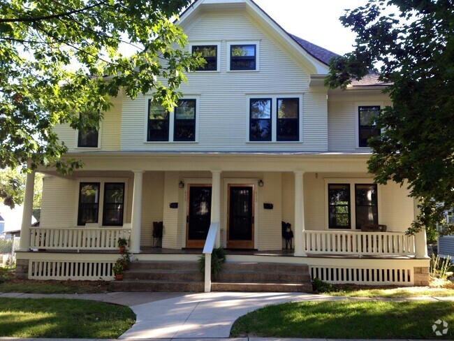 Building Photo - 413 Ronalds St