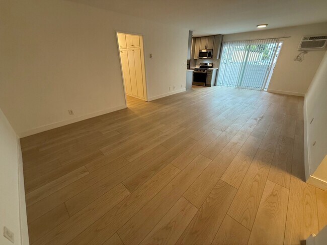 Foto del edificio - 10760 Rose Ave