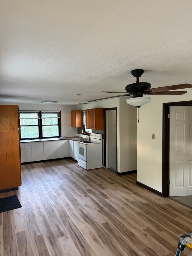 Main entrance to the left viewing the kitchen. - 6820 Rowe Dr