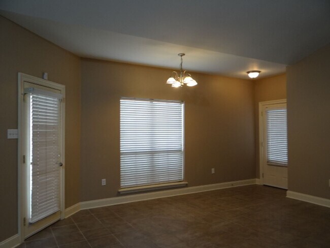 Foto del edificio - Beautiful Home for Lease in Maple Leaf Sub...