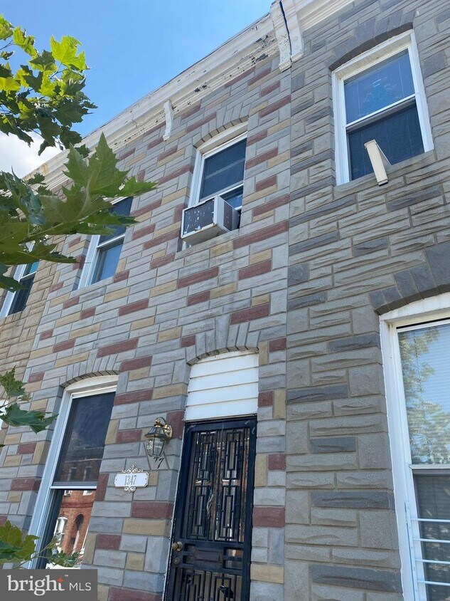Primary Photo - 1347 James St